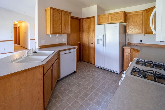 Building Photo - Home in Post Falls!