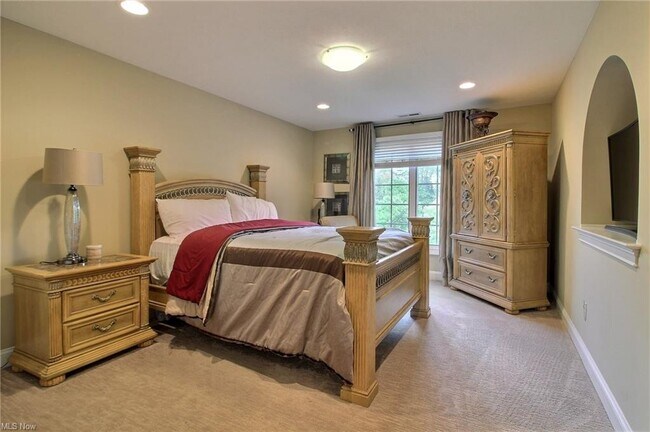 Building Photo - 40 Hamlet Ct