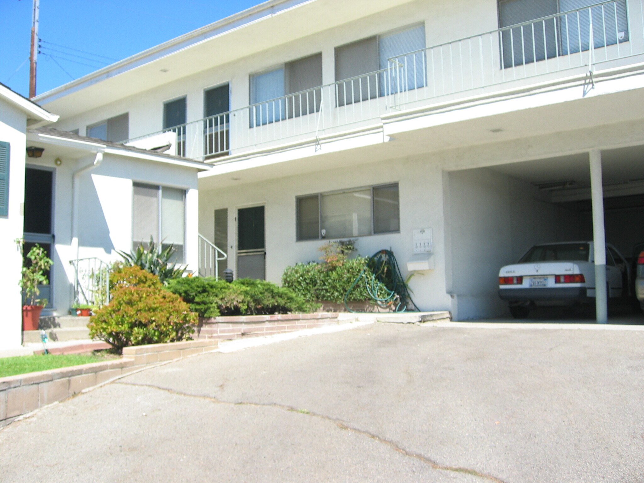 unit upstairs middle - 3430 S Centinela Ave