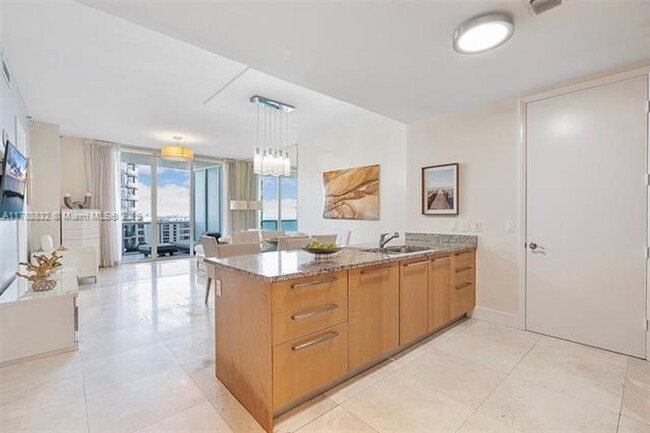 Building Photo - 15811 Collins Ave