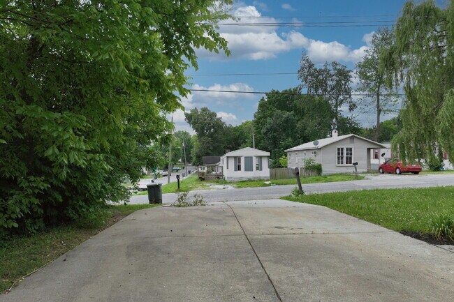 Building Photo - Springfield Gem! 3BR/2BA with Big Yard, St...