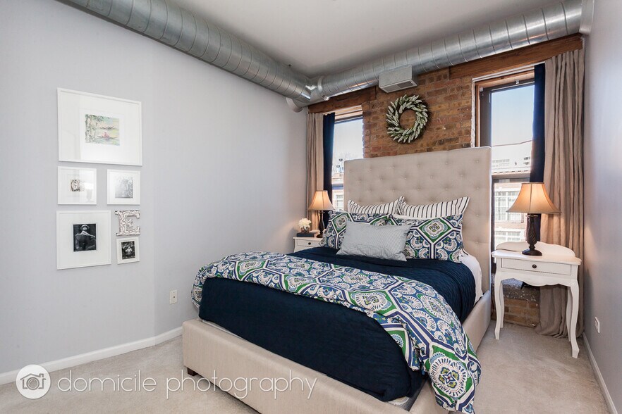 Building Photo - 1735 W Diversey Pkwy