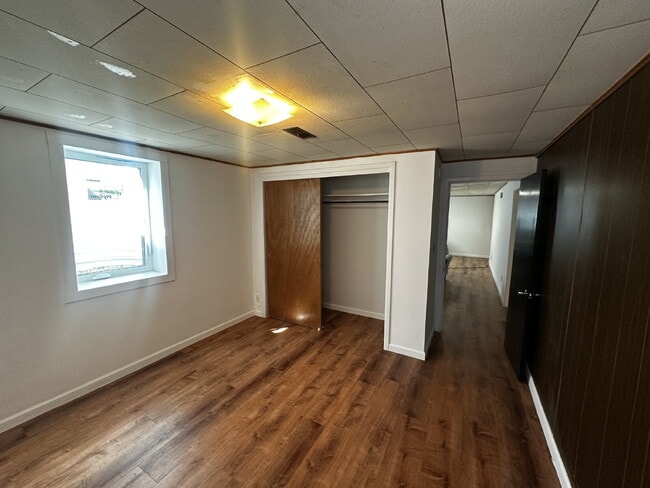 Building Photo - Available Immediately!  Spacious 6-Bedroom Retreat with 2 Full Baths in Charming Denver Locale!