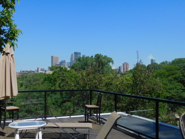 Rooftop Patio - 819 Kenwood Pkwy