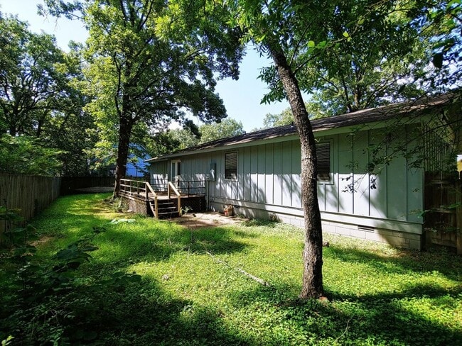 Building Photo - 5 Hickory Ln