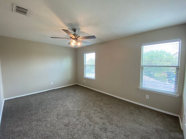 Building Photo - HALF OFF First Month Rent: 3 Bed/2.5 Bathroom~ Multiple Living Spaces~ Located near Lackland AFB!