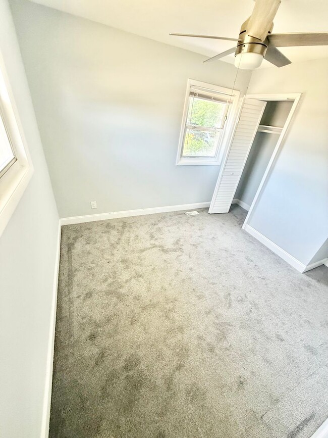 Building Photo - ***3 Bed Ranch with off-street parking and...