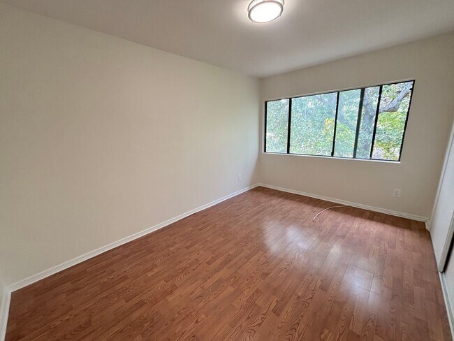 Building Photo - 3 Bedroom Condo now available in City of Orange