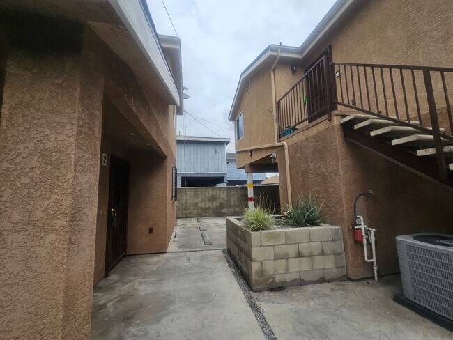 Building Photo - FIGUEROA(6616S)