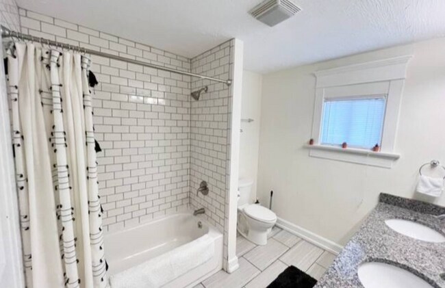 Building Photo - 1119 E Fulton St