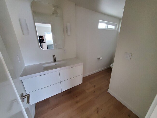 Building Photo - Newly Remodeled 2 Bedroom 1 Bath Back House