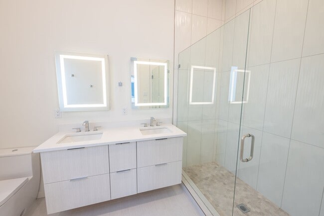 Building Photo - Riverside Townhomes - Waterfront Living in Vancouver