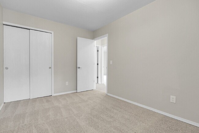 Building Photo - $2,600 - 3 Bed, 1.5 Bath Condo in Aurora w...