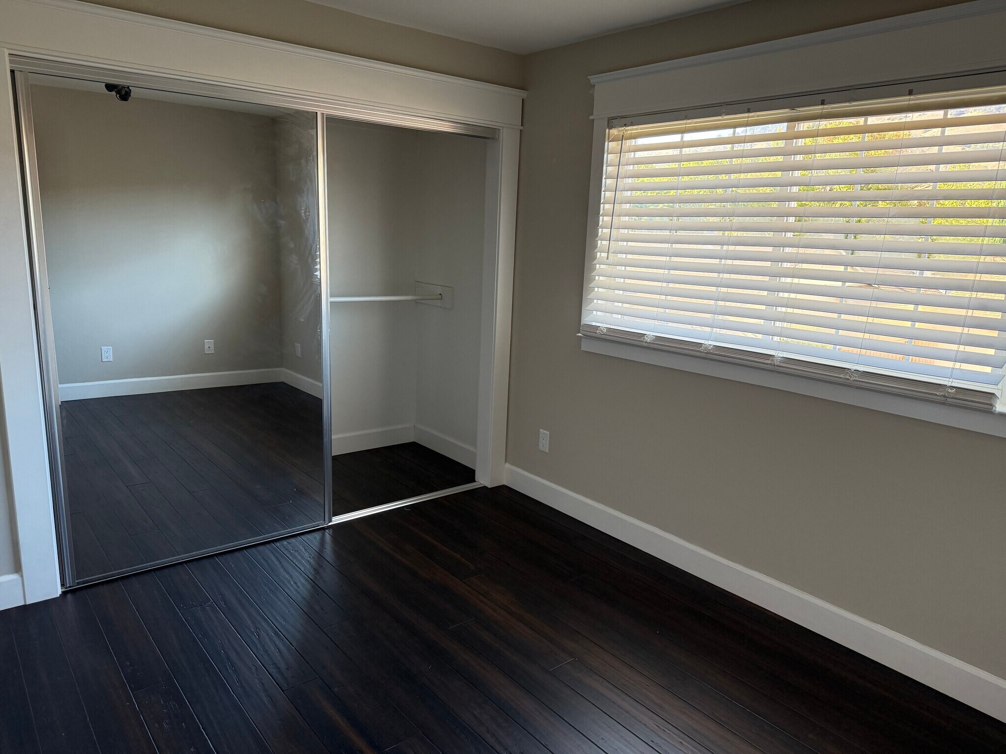 Building Photo - 486 Waskow Dr