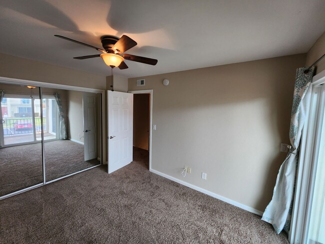 Building Photo - 2 Bedroom, 1.5 Bath End Unit In Clairemont