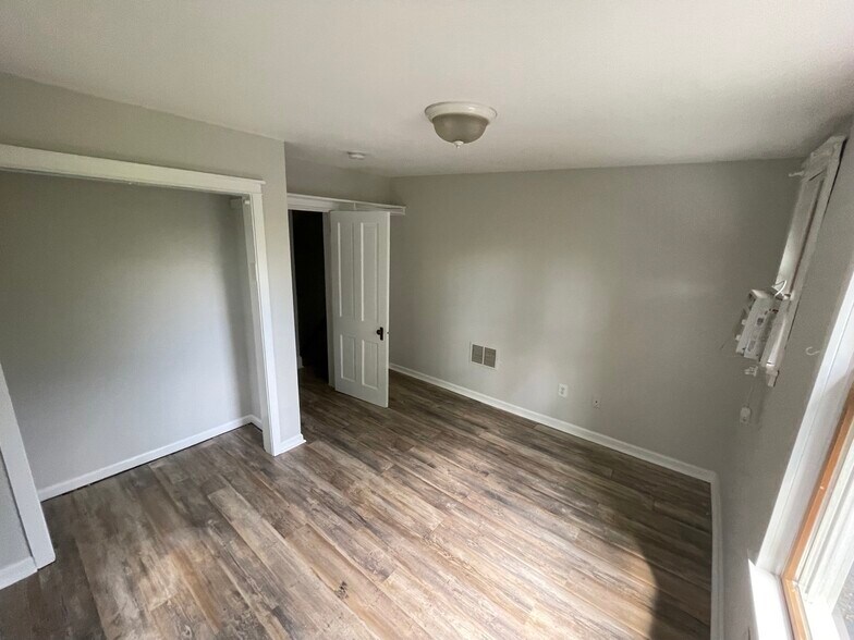 RoomB - 210 Mannion Ave