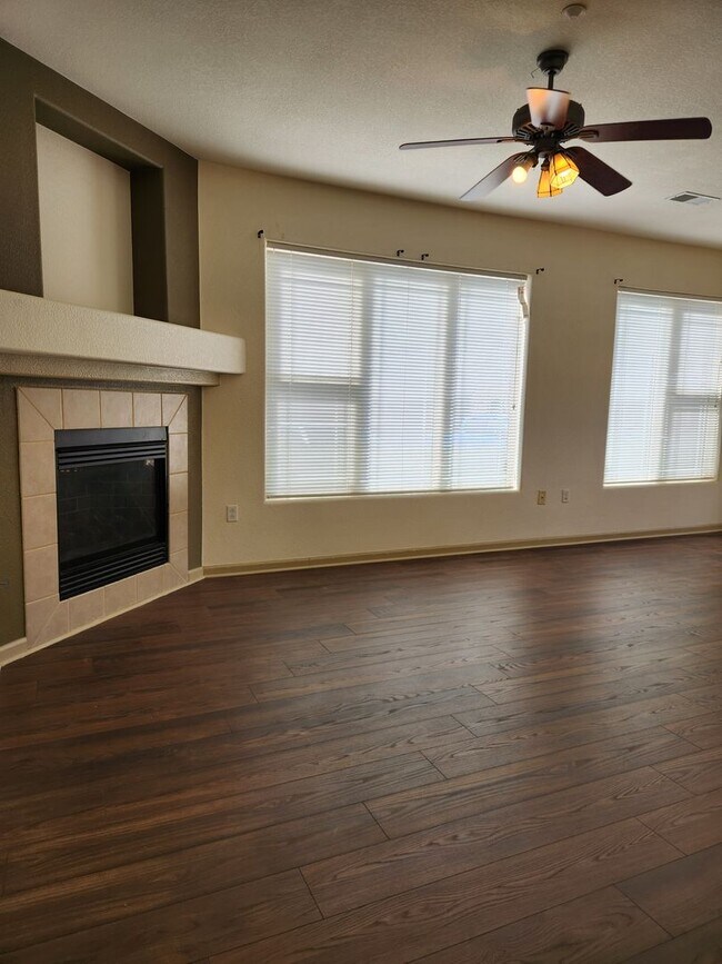 Building Photo - Beautiful condo in highly desired area of ...
