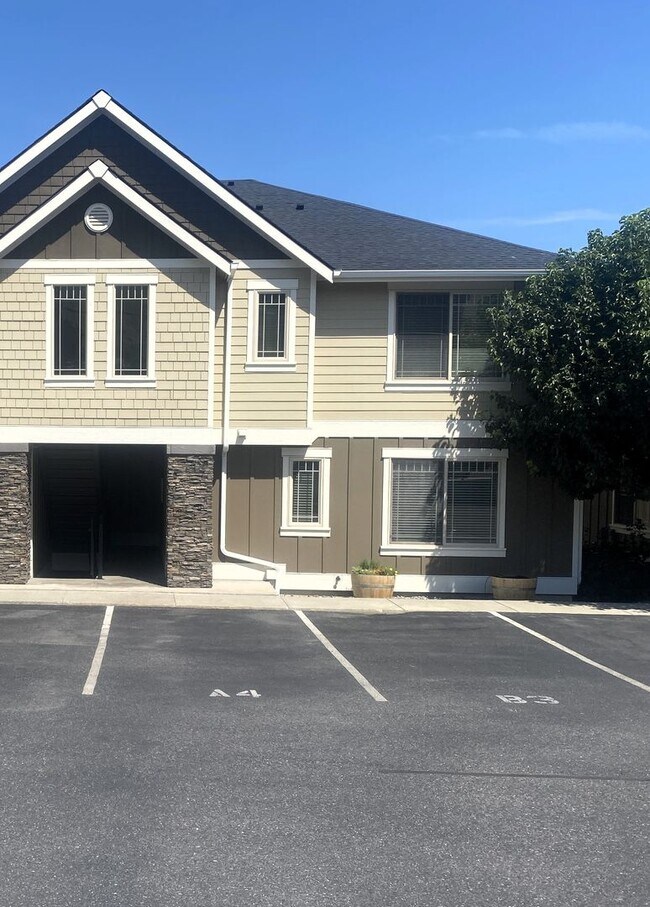 Building Photo - Spacious 3 Bedroom/ 3 Bathroom Near Boat L...
