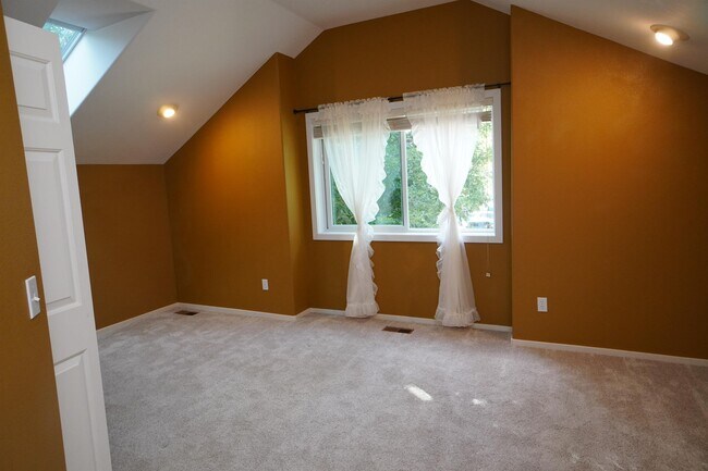 Building Photo - 1394 E Holly St