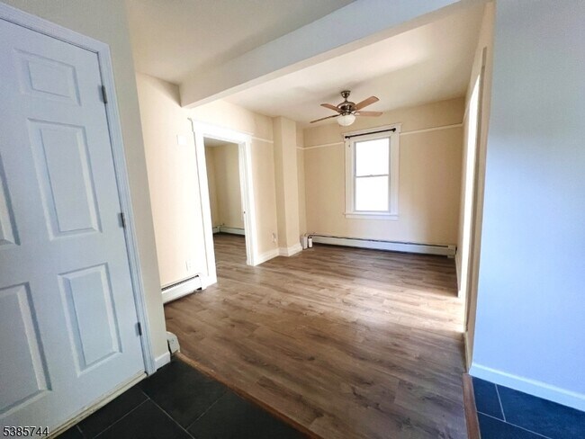 Building Photo - 27 William St