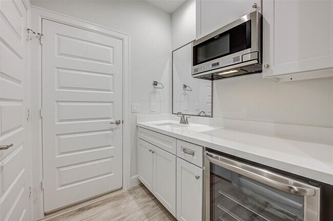 Building Photo - 2808 Grand Fountains Dr