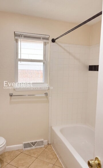 Building Photo - 1527 Stuart St