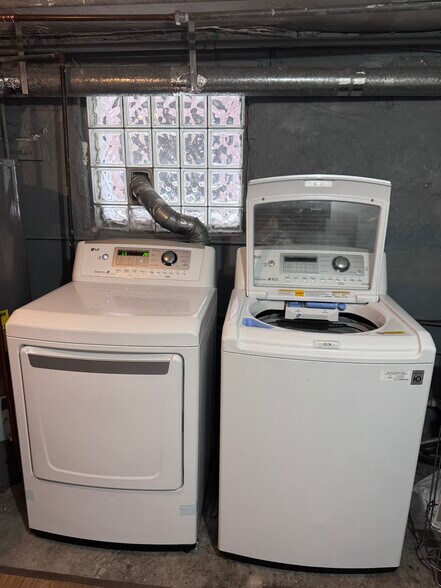 Building Photo - 4325 N Wolcott Ave