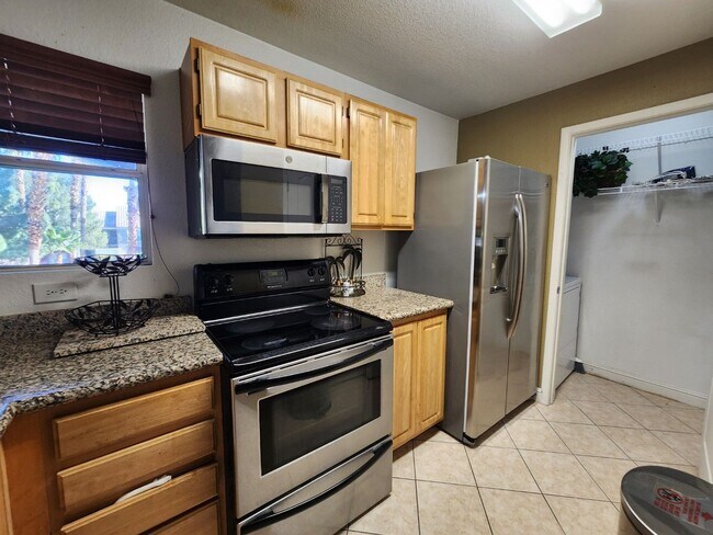 Building Photo - Gated 2 Bedroom Condo - Furnished