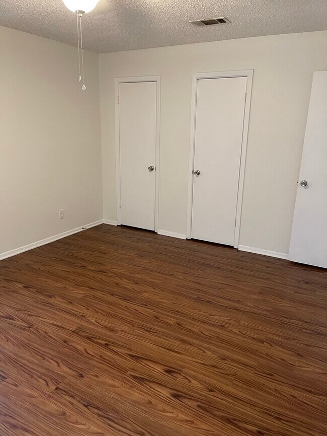 Building Photo - MOVE-IN READY ON 11/1/2025. Single level, pet friendly front-end fourplex townhome, UPGRADED WIDE...