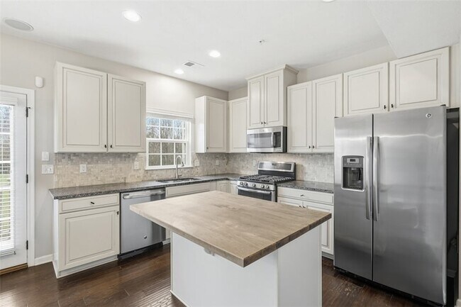 Building Photo - 1204 Pointe View Dr