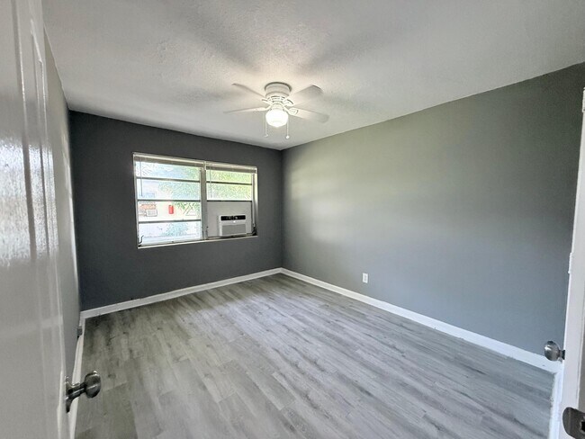 Building Photo - 815 2nd St