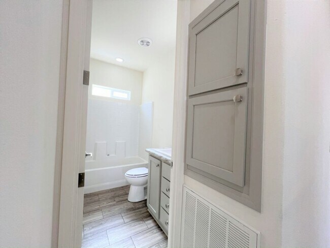 Building Photo - 2206 S Ellsworth Rd