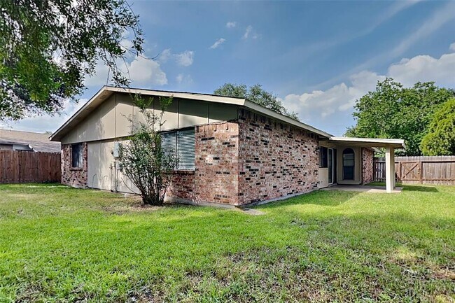 Building Photo - 18311 Navajo Trail Dr