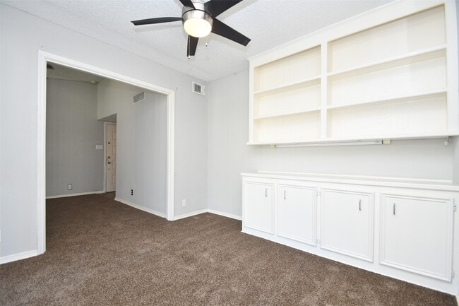 Building Photo - 700 Thicket Ln