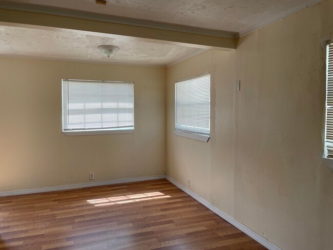 Building Photo - 1425 W 30th St