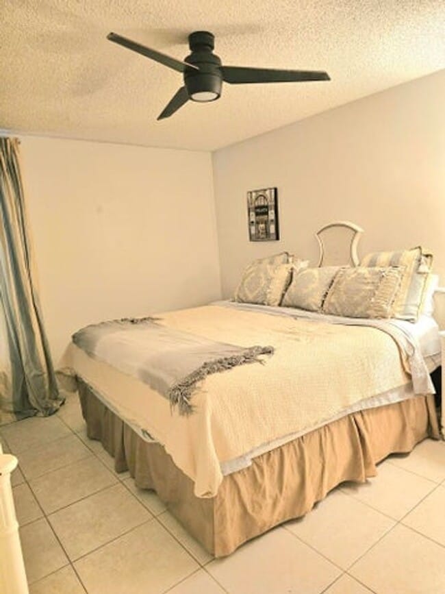 Building Photo - 14060 Greentree Dr