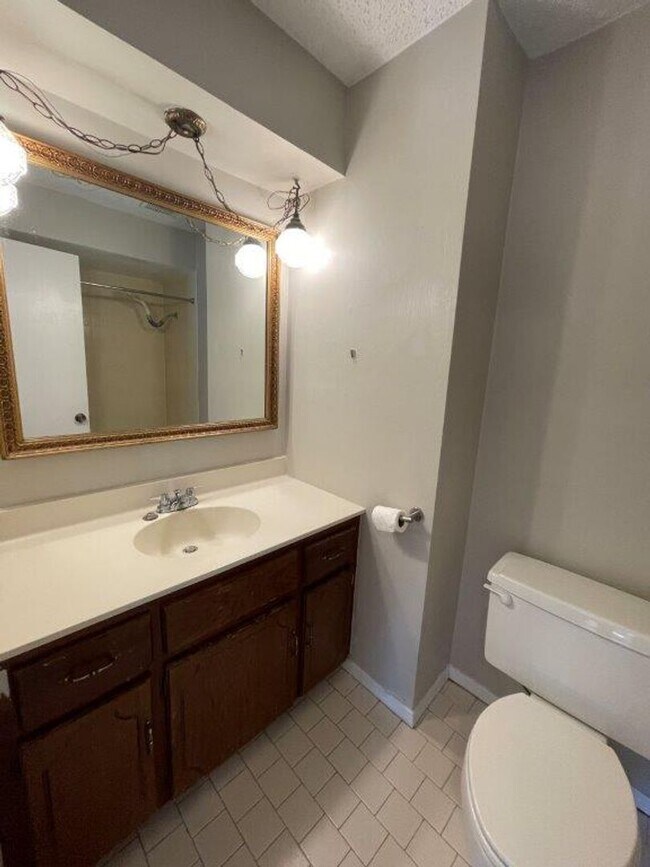 Building Photo - 3 bed 2 bath, 2 car with wood floors, fenc...