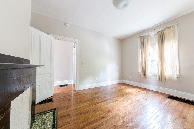 Building Photo - AVAILABLE AUGUST 2026 - Unique 3 Bedroom + den w/ Central AC in the South Side Slopes!