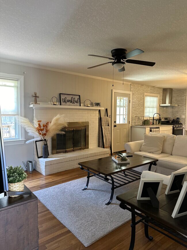 Building Photo - 15394 Rollingwood Dr