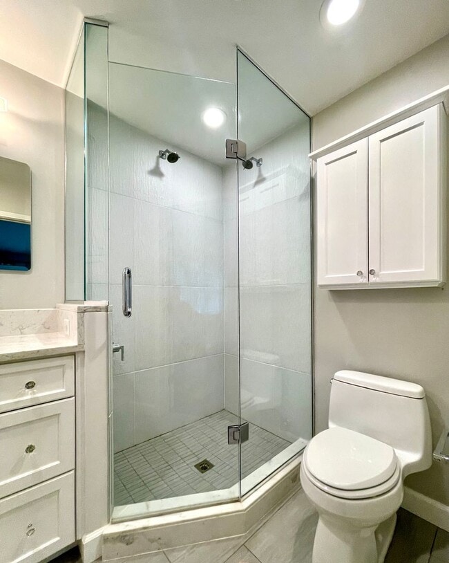 Building Photo - 6 month lease- AVAIL IN AUGUST- Immaculate...