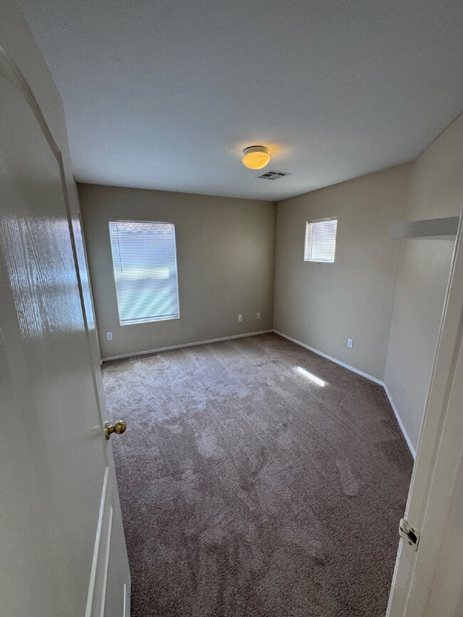 Building Photo - 3 bd 2.5 bath with LOFT