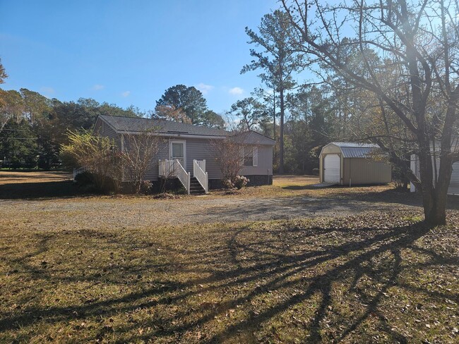 Building Photo - Lovely 3-Bedroom Home with Fenced Yard & R...