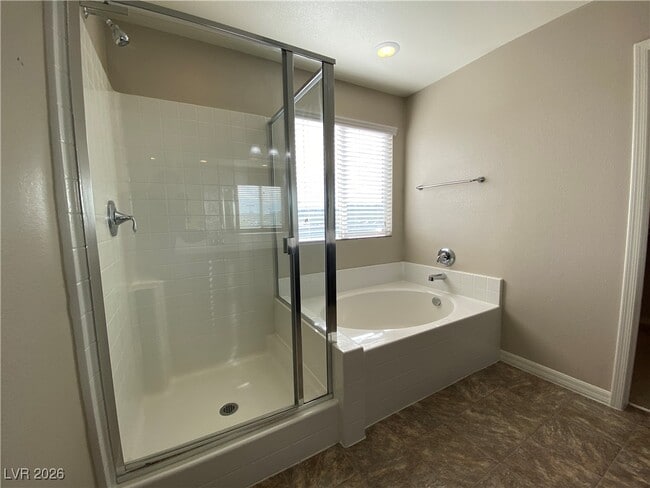 Building Photo - 8033 Ancient Oaks Ave