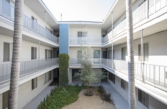 Building Photo - Top Floor Mid Century  950 sft 2BD/1.5 BA/...