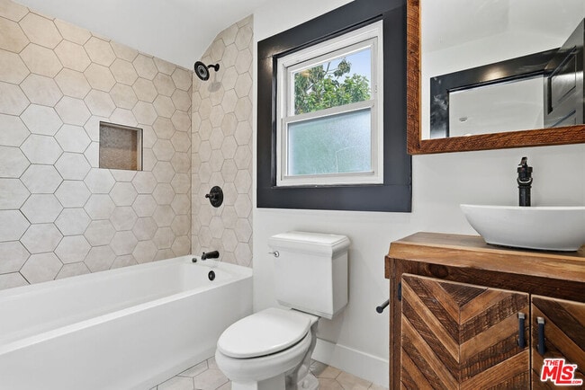 Building Photo - 5226 Rockland Ave