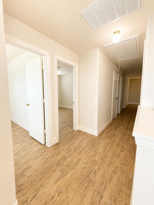 Building Photo - 6146 Settlers Lake Cir W