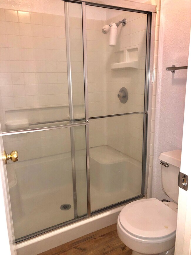 Building Photo - AVAILABLE FOR MOVE IN ON 8/1/26 -  RECENTLY RENOVATED 3 BED, 2 BATH 1 STORY ON LARGE CORNER LOT