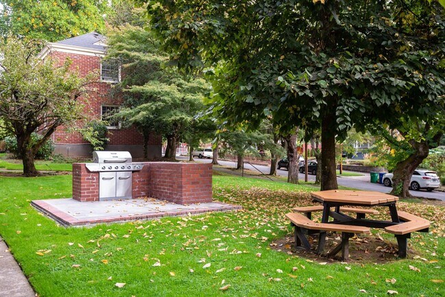 Building Photo - Vintage 2 Bedroom Townhouse