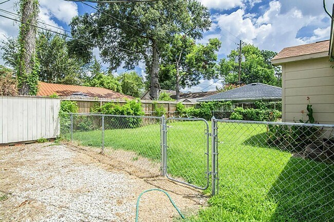 Building Photo - 411 Woodard St