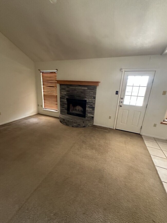 Building Photo - 3 BED / 2 Bath  AVAILABLE NOW